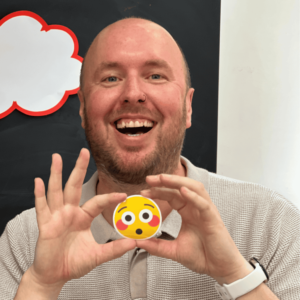 Happy man holding emoji with a cheerful expression, promoting work opportunities at Participation Pe.
